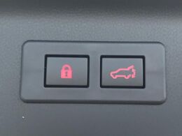 【パワーバックドア】スマートキーや運転席のボタンを押すだけでリアゲートが自動で開閉します！荷物を持っている時や、高い位置にあるバックドアを閉める際に便利な機能です♪