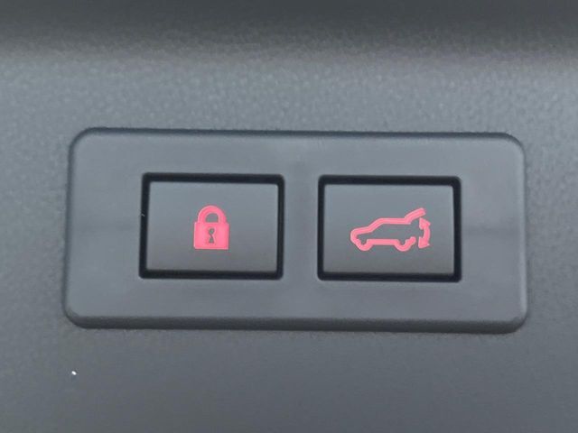 【パワーバックドア】スマートキーや運転席のボタンを押すだけでリアゲートが自動で開閉します！荷物を持っている時や、高い位置にあるバックドアを閉める際に便利な機能です♪