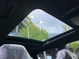 【サンルーフ】開放感たっぷりの希少装備、サンルーフが装着されています！車内に明かりを取り入れたり景色を楽しむ以外にも、車内の空気も簡単に換気できて快適です！