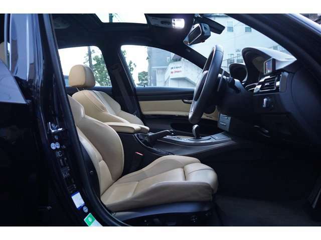 上質なレザーで仕立てられたシートは座り心地もよく、電動調整およびシートヒーター機能やメモリー機能なども御座います。