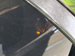 ブラインドスポットモニター　左右斜め後ろを平行して走る車を認識し、車線変更の際に危険を察知するとドライバーへ警告を促します。夜・雨・トンネル内など走行時の環境が悪い時ほど便りになる安全装置です。