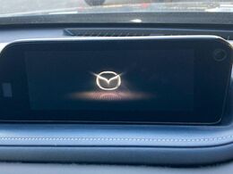 【8.8インチマツダコネクト】車内の雰囲気にマッチした大型のディスプレイ。スマホ接続でのナビ使用やBluetooth再生等、様々な機能が楽しめます。直感的なダイヤル操作が可能で、使い勝手も良好です。