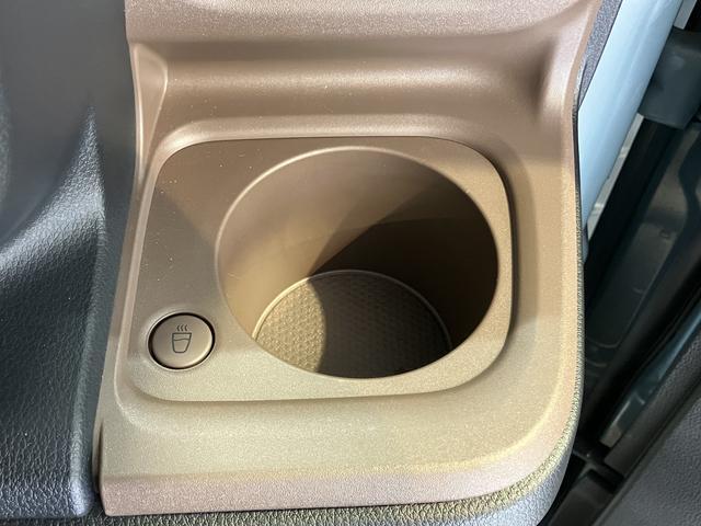ホットドリンクをちょうど良い温度でキープしてくれる保温機能付きのホッとカップホルダーです。