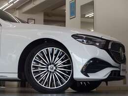 ブースト機能を併せ持つ高出力電気モーターを組み合わせたブラグインハイブリッドモデル！！　ガソリンエンジンと高出力電気モーターを状況に応じて使い分けることで、ガソリンエンジンモデル・EV・Hvモデルの