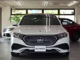 現行型よりフロントのヘッドライトとグリルをつなぐブラックパネルに似た部分は、ハイグロスブラック仕上げで、メルセデスの電気自動車を想起させる他、AMGラインエクステリアならではの