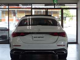 スリーポインテッドスターマスコット＆1本のルーバーを備えたラジエターグリルが印象的な専用フロントデザインを採用！！　システム出力が312PS（カタログ値）の新世代2L直列4気筒直噴ターボエンジンと