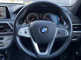 BMWのステアリングのリムは、一般的なものより少し太めにデザインされています。　これはタイヤやステアリングシャフトなどを介して伝わる路面からの入力を、しっかりと把握するためです。