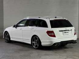 リヤ周りなどは、ご覧の通りにボディの色艶も良くて、大きな目立った傷や凹みなどもなく、とても良好な状態です。飛び石などの被害もないのでボディカラーが美しく輝いていうので綺麗な状態でのれますよ。