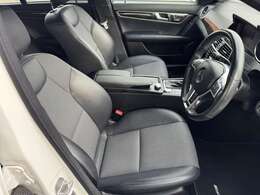 ハンドルやシートには座り心地が良いシートでより一層ベンツの高級感を味わいながらドライブが楽しめます。ハンドルを握った感覚とシートの座った感触はまさにベンツオーナーだけに許された特別な空間ですよ。