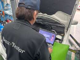 納車前に法定点検を実施します。また法定点検の項目には無いコンピューター診断やオーディオ等電装部品の点検も併せて実施します。点検時にはエンジンオイル・オイルエレメント交換工賃ウォッシャー液補充を無料