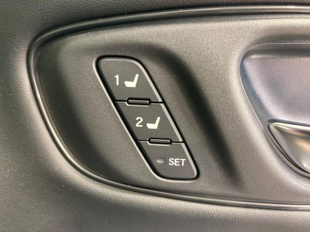 【メモリー機能付きパワーシート】ドライバーごとに設定したシート位置を記憶して、ボタン一つで切り替えできる便利な機能！運転する方が複数名いらっしゃるご家庭におすすめです♪