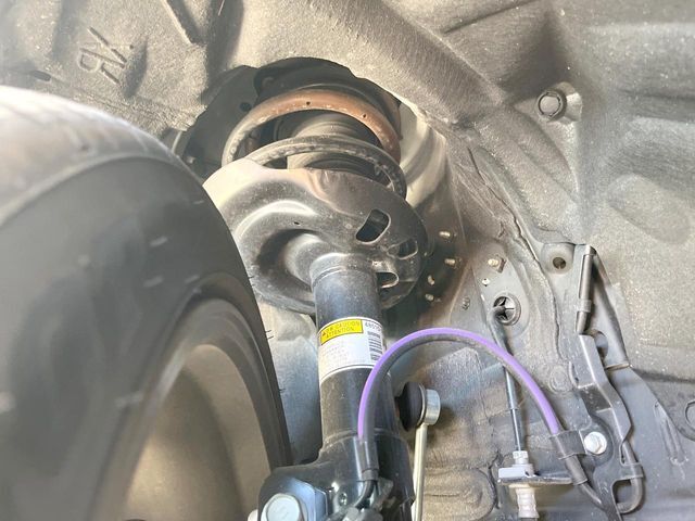 お車を安心してお乗りいただく為には、足回りの定期点検が欠かせません。サービスサポート（有償保証）では無料点検もご提供しており、安心のカーライフをお過ごしいただけるサポート体制が整っています。