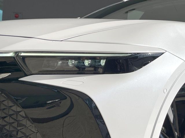 【LEDヘッドライト】悪天候や夜間走行時も良好な視界を確保し安心して運転できる高輝度LEDヘッドライトを装備！点灯速度が早く、消費電力も抑えられています。