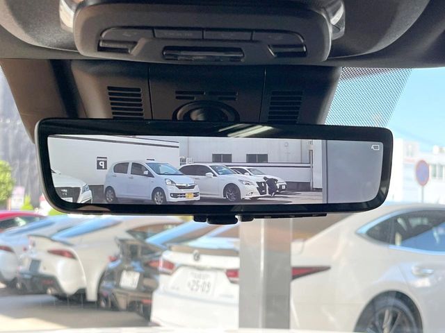 【デジタルインナーミラー】後席の大きな荷物や同乗者で後方が確認しづらい時でも安心！カメラが撮影した車両後方の映像をルームミラー内に表示。クリアな視界で状況の確認が可能です！
