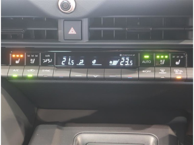 左右独立温度コントロールフルオートエアコンです。運転席、助手席それぞれで独立して温度設定ができます。冷え性の方が乗っても安心ですね♪