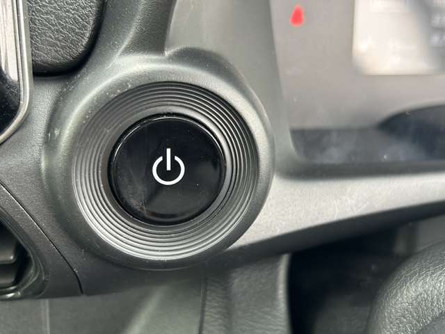 様々なインターフェースにアクセスが可能です。お気に入りのテーマでドライブを楽しんでください！