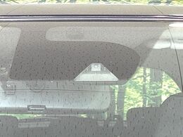 【インテリジェントエマージェンシーブレーキ】フロントカメラで前方の車両や歩行者を検知。衝突しそうな時は衝突被害軽減ブレーキが作動、衝突回避をサポート。より安全にドライブをお楽しみいただけます。