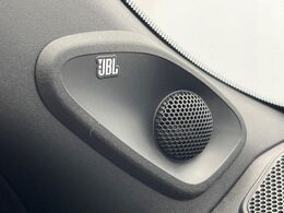 【JBLサウンドシステム】高度なチューニング能力が搭載されており、高音質な音楽をお楽しみいただけます♪