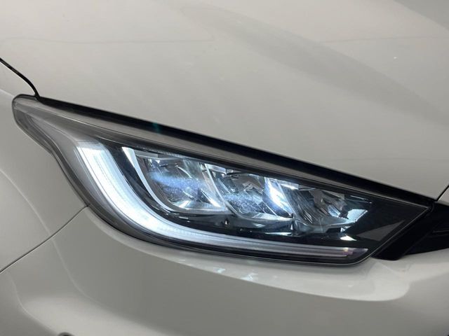 【LEDヘッドライト】悪天候や夜間走行時も良好な視界を確保し安心して運転できる高輝度LEDヘッドライトを装備！点灯速度が早く、消費電力も抑えられています。