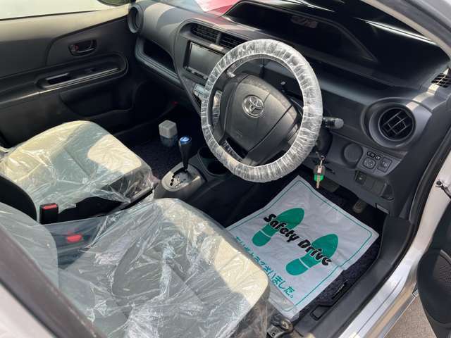 運転席はこちらです。プライベートな車内なのでリラックスできる空間を。