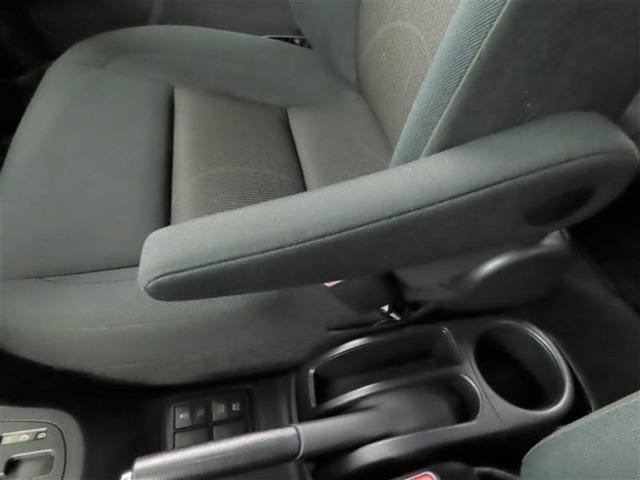 運転席にアームレストを装備しております。