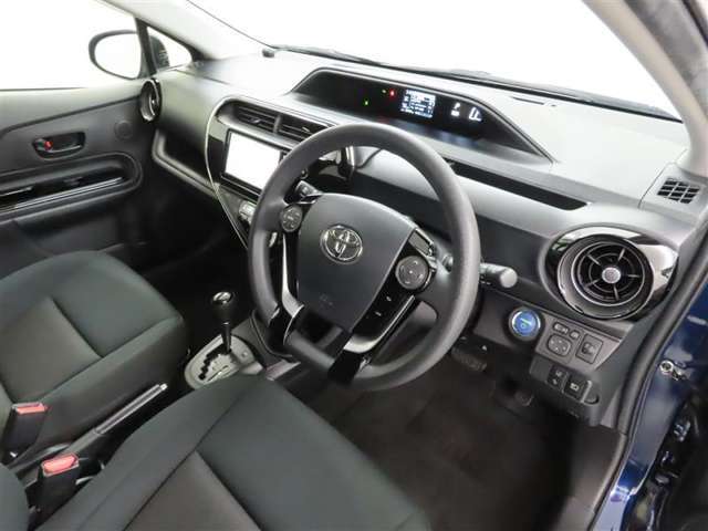 シンプルで使いやすいデザインの運転席です。