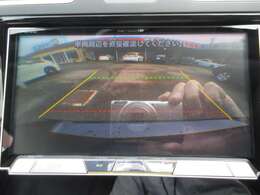 バックが苦手な方は必見！ライン表示付きのバックモニターが障害物を映し出してくれます！