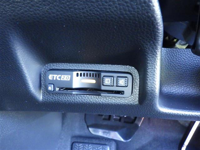 【ETC】有料道路を利用する際に料金所で停止することなく通過できる、ETC車載器（ノンストップ自動料金収受システム機器）が装備されています。セットアップを行うことで利用可能になります。
