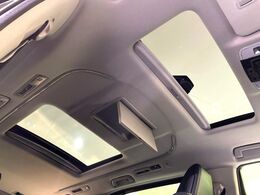【サンルーフ】開放感たっぷりの希少装備、サンルーフが装着されています！車内に明かりを取り入れたり景色を楽しむ以外にも、車内の空気も簡単に換気できて快適です！