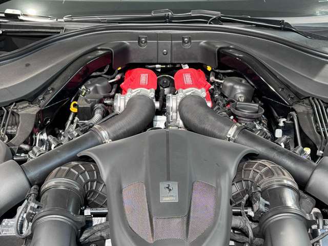 3.9L V8-90°ツインターボエンジン(620CV)