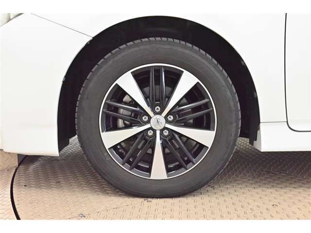 【アルミホイール】純正なので車に似合うデザインになっていますね。スタッドレスタイヤもご相談下さい。