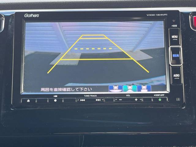 【バックカメラ】駐車時に後方がリアルタイム映像で確認できます。大型商業施設や立体駐車場での駐車時や、夜間のバック時に大活躍！運転スキルに関わらず、今や必須となった装備のひとつです！