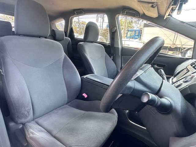 運転席、助手席共に広々しておりますので大人の方でもゆったりご乗車いただけます！！