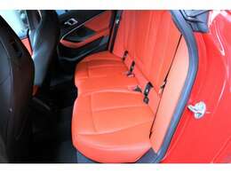 BMWの座席シートは人間工学に基づいた設計がされており、長時間乗っていても疲れにくいです。