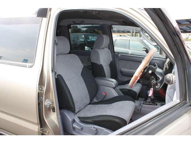こちらのシートはキズやシミがなく綺麗な状態です。車内のメインとなるシートが綺麗に保たれていることで印象が明るくなり、クリアな室内になりますね！
