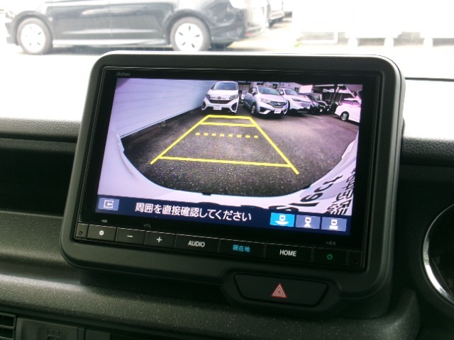 後退時に車両の後ろ側をモニター画面に表示します。車庫入れが苦手な人もこれで安心♪