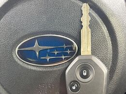 【キーレス】少し離れた場所からでもボタン一つでドアの開錠・施錠ができるのでとっても便利！ドアの鍵穴周りに傷をつけることもありません♪