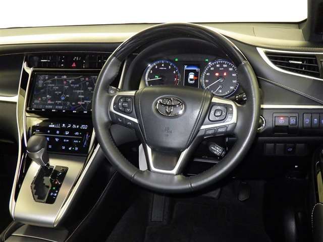 運転の際、常に目にする部分だけにシックで飽きのこないデザインが良いですね。