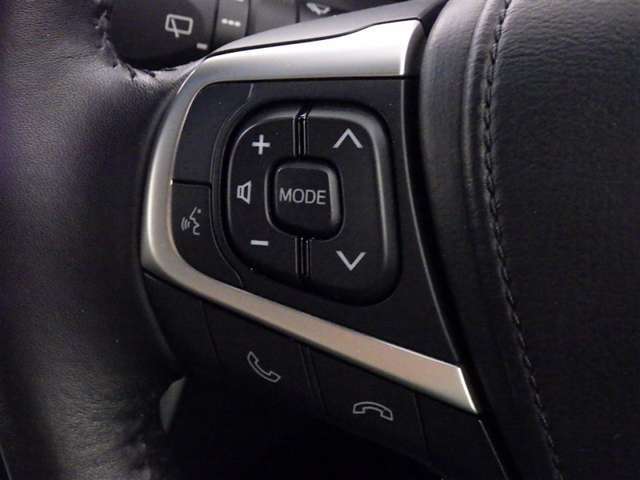 ステアリングスイッチ装備！運転しながら手元でオーディオの操作などができます。