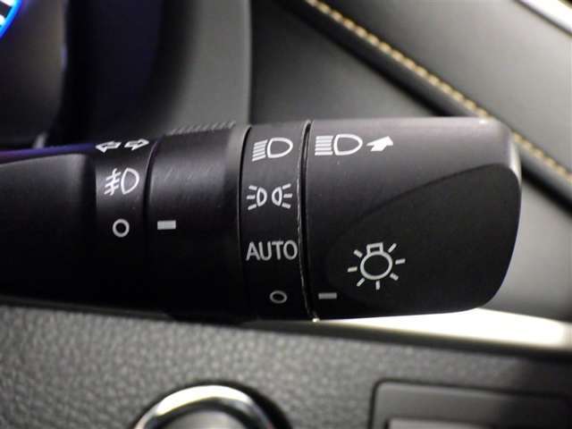 【オートライト】車外の明るさに応じて、自動的にライトの点灯・消灯をしてくれます。