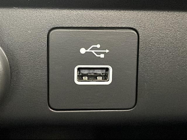 【アクセサリーソケット（電源ソケット）】電源からケーブルをつなげば、スマートフォンなどの電子機器の充電などを行うことができます！ゲーム機器や、カメラの充電にも便利ですね。