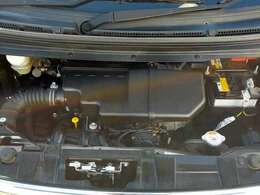 エンジンルームです。エンジン内の汚れも錆(さび)もなく、安心して長く乗れる一台になっております。