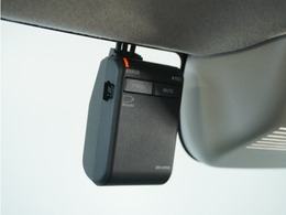 ◆ドライブレコーダー◆映像・音声などを記録する自動車用の装置です。　もしもの事故の際の記録はもちろん、旅行の際の思い出としてドライブの映像を楽しむことができます。