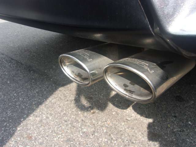 車検対応のGANADORマフラーになります。音は静かめの重低音になります。