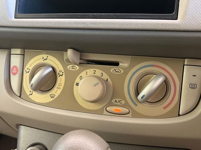 寒い冬も暑い夏も全席に快適な空調を届けてくれる、ダイヤル式エアコンを装備♪