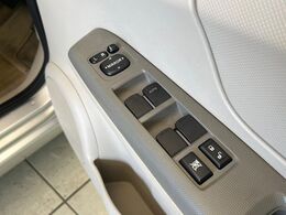 【電動格納ミラー】サイドミラーは電動格納式となっており、狭い駐車場でもキズがつくリスクを抑えられます。