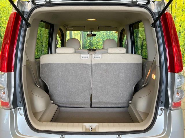 普段のお買い物や通勤、送迎等に十分な荷室スペースを確保しております。セカンドシートを倒すと、大きな荷物の積載も可能です♪