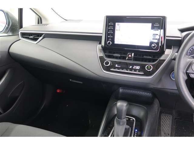 【まるまるクリーニング】内装工程では、中古車を気持ちよくお乗りいただけるよう清掃しております。シートの洗浄はもちろん、ニオイの元となるフロアカーペットまで洗浄・消臭を実施。