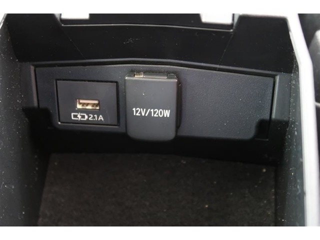 【アクセサリーソケット】12Vのカー用品等の電源供給が可能です。