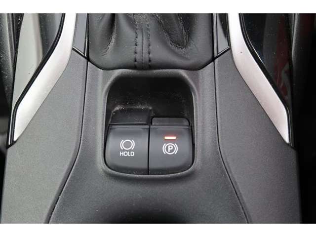 【電動パーキングブレーキ】オートモードのときは、シフトレバーの操作に応じてパーキングブレーキが自動で作動♪